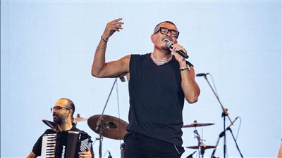 10 صور ترصد حفل عمرو دياب في مهرجان العلمين 2025