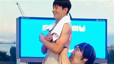 في لقطة طريفة، مقاتل كوري طوله مترين يحمل سون هيونج (فيديو)