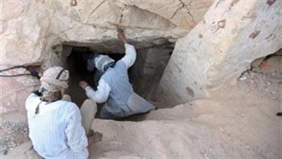 القبض على شخصين أثناء البحث عن آثار في السنطة