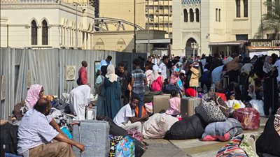 توافد مئات السودانيين على محطة قطارات رمسيس لاستقلال قطار العودة إلى بلادهم (فيديو وصور)