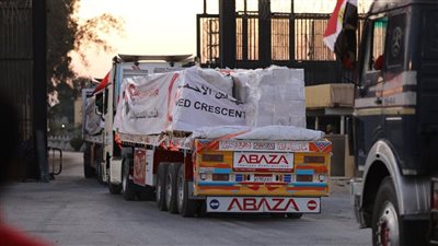 الهلال الأحمر المصري يواصل نشر قوافل زاد العز محملة بآلاف الأطنان من المساعدات الإنسانية (صور )