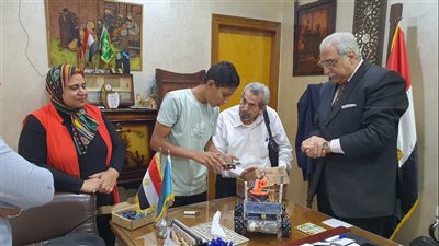 مدير تعليم القليوبية يكرم طالبا اخترع روبوت لكشف الألغام