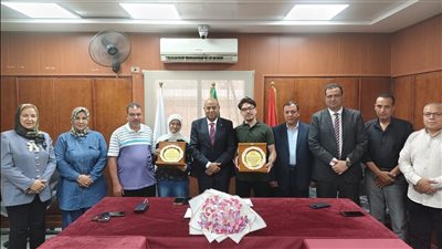 وكيل وزارة التعليم بالدقهلية يكرم الأولى والتاسع على الجمهورية في الثانوية العامة