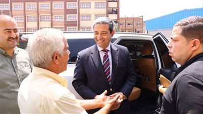 محافظ دمياط يتفقد موقف سيارات الأجرة ويستمع لشكاوى السائقين والمواطنين (صور)