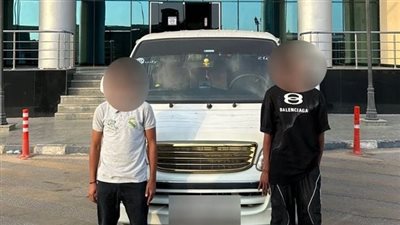 بعد تداول فيديو، ضبط سائق وطالب بتهمة تعاطي المخدرات داخل ميكروباص 