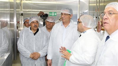 وزير الزراعة ومحافظ الشرقية يتفقدان أكبر مصنع لإنتاج اللقاحات البيطرية في الشرق الأوسط وأفريقيا 