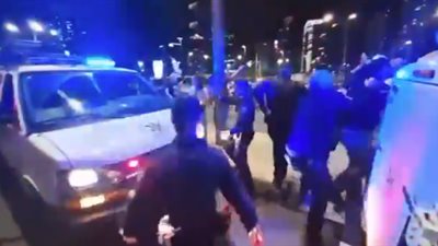 إعلام عبري: اعتقال 5 متظاهرين ضد حرب غزة في تل أبيب