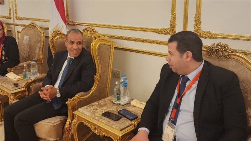 وزير الخارجية مع