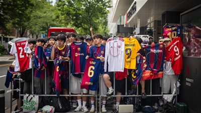 اشتعال نيران في حافلة جماهير برشلونة قبل مواجهة بروج بدوري الأبطال (فيديو)