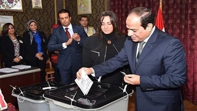السيسي يفتتح ماراثون انتخابات مجلس الشيوخ 2025.. ويدلي بصوته في لجنة الرؤساء بمصر الجديدة.. والناخبون يتبادلون التحية مع السيسي بهتافات 
