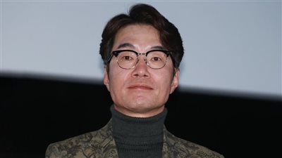 العثور على الممثل الكوري سونغ يونغ كيو ميتًا داخل سيارته