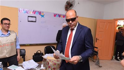 وزير العمل يدلي بصوته في انتخابات مجلس الشيوخ بالتجمع الخامس (فيديو)