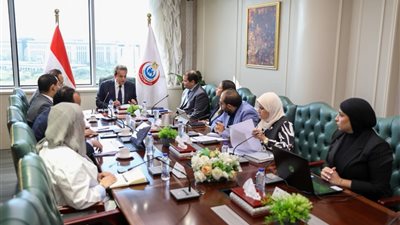 وزير الصحة يوجه بتوفير احتياجات المرضى من الخدمات والأدوية والمستلزمات الطبية