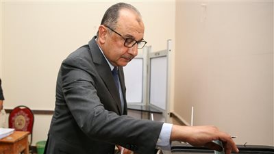 وزير قطاع الأعمال العام يدلي بصوته في انتخابات مجلس الشيوخ بالتجمع الخامس (صور) 