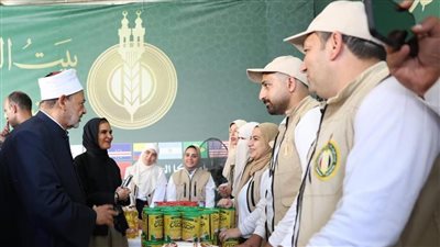 الطيب يتفقد تجهيز قافلة “بيت الزكاة” لغزة.. ويؤكد: الأزهر مستمر في دعم القضية الفلسطينية 