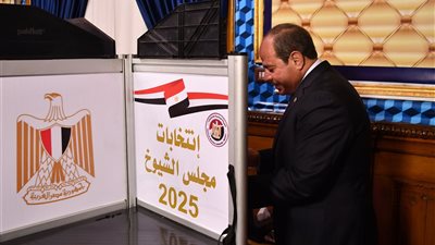 لحظة إدلاء الرئيس السيسي بصوته في انتخابات مجلس الشيوخ (فيديو وصور)