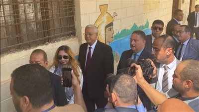 حنفي جبالي يدلي بصوته في انتخابات مجلس الشيوخ 2025 بمدرسة مصطفى كامل بالنزهة