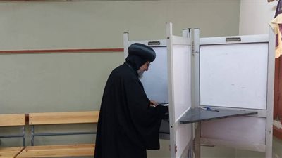 الأنبا مرقس مطران شبرا الخيمة ومعاونه يدلون بأصواتهم في انتخابات مجلس الشيوخ (صور) 