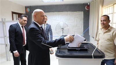 محافظ القاهرة يدلي بصوته في انتخابات مجلس الشيوخ (صور) 