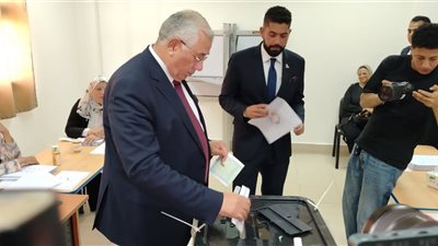 أمين عام حزب الجبهة يدلي بصوته في انتخابات الشيوخ