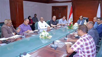 محافظ سوهاج يناقش خطة تطوير مصنع الأعلاف