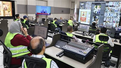 محافظ سوهاج يتابع من غرفة العمليات الرئيسية سير انتخابات مجلس الشيوخ (صور)