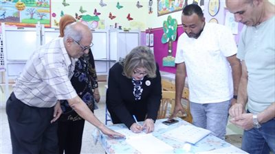 وكيل الشيوخ تدلي بصوتها في انتخابات المجلس بالإسماعيلية 