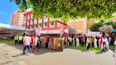 تزايد أعداد الناخبين أمام لجان انتخابات مجلس الشيوخ في مرسى مطروح (صور)