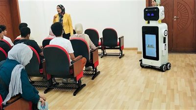 تدشين أول تجربة للروبوتات في إرشاد الطلاب باختبارات القبول بمعهد الكوزن المصري الياباني (صور)