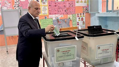 رئيس هيئة النيابة الإدارية يدلي بصوته في انتخابات مجلس الشيوخ 