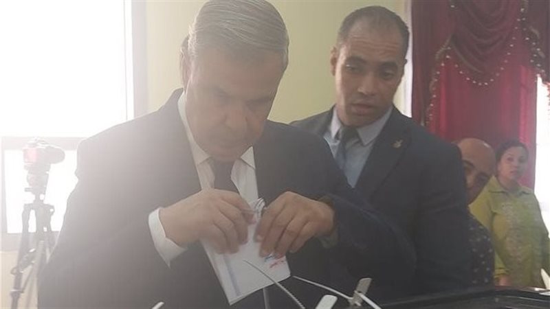 لحظة ادلاء محافظ
