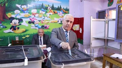 رئيس الهيئة الوطنية للصحافة يدلي بصوته في انتخابات الشيوخ