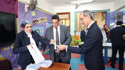 وزير الاتصالات يدلي بصوته في انتخابات مجلس الشيوخ ويدعو المواطنين للمشاركة 