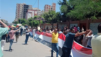 بعلم 40 مترا، أهالي العجمي بالإسكندرية يشاركون في انتخابات الشيوخ (صور)