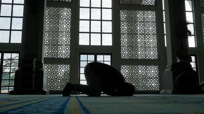 تفسير رؤية صلاة المغرب في المنام وعلاقتها بالرزق الوفير ومكانة مرموقة 