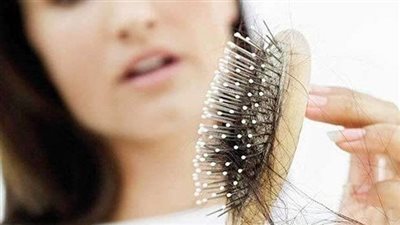 تفسير حلم تساقط الشعر في المنام وعلاقته بطول العمر وتحسن الأحوال 