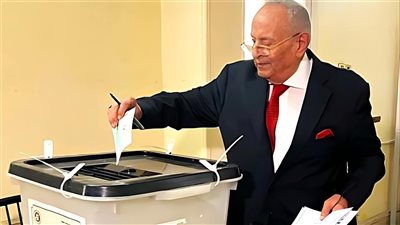 بهاء أبو شقة يدلي بصوته في انتخابات مجلس الشيوخ (صور) 