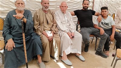 كبار السن والسيدات يتصدرون المشهد في لجنة قرية سنوفر بالفيوم (صور)