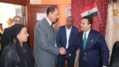 محافظ سوهاج يتفقد اللجان الفرعية للاطمئنان على سير انتخابات الشيوخ (صور) 