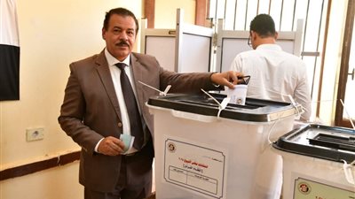 رئيس جامعة الوادي الجديد والعاملون يدلون بأصواتهم في انتخابات مجلس الشيوخ (صور)