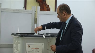رئيس حزب الحركة الوطنية يدلي بصوته في انتخابات مجلس الشيوخ (صور)