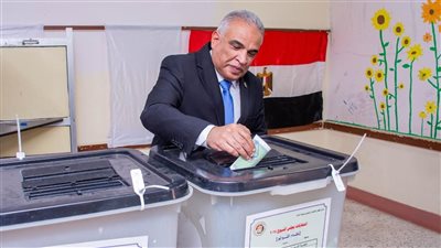 رئيس جامعة طنطا يدلي بصوته في انتخابات مجلس الشيوخ 2025 (صور)
