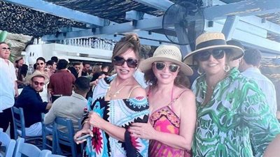 هالة صدقي بصحبة الهام شاهين وليلي علوي يستمتعن بالإجازة في اليونان