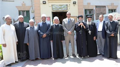 محافظ أسوان والرموز الدينية يحثون المواطنين على المشاركة في انتخابات الشيوخ (صور)