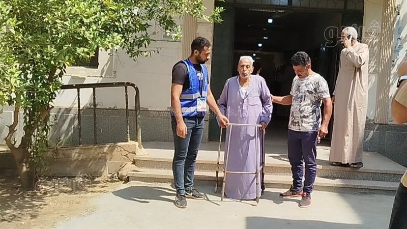 بالعكاز، مسن ييتقدم