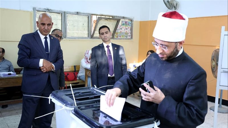 وزير الأوقاف يدلي