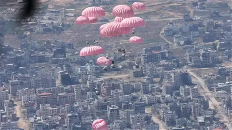 إسقاط مساعدات على