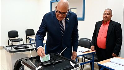 رئيس الهيئة العربية للتصنيع يدلي بصوته في انتخابات مجلس الشيوخ 2025 