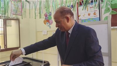 انتخابات الشيوخ 2025، رئيس جامعة المنصورة يدلي بصوته بمدرسة الشهيد خالد الطوخي (فيديو وصور)