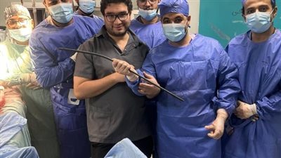 أطباء مستشفى أسوان الجامعي ينقذون حياة مريض بعد اختراق سيخ حديدي لظهره وكليته (صور)